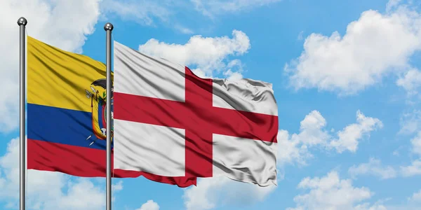 Bandera de Ecuador e Inglaterra ondeando en el viento contra el cielo azul nublado blanco juntos. Concepto diplomático, relaciones internacionales . — Foto de Stock