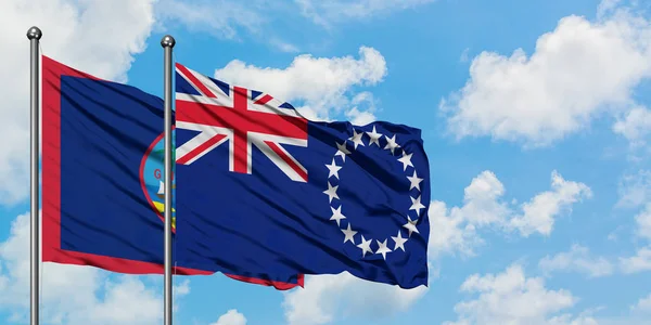 关岛和库克群岛国旗在风中飘扬，与白云蓝天相得飞。外交概念、国际关系. — 图库照片