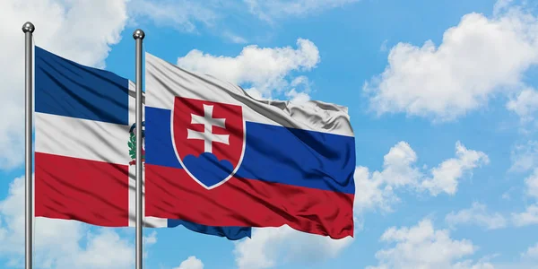 Dominikanska republiken och Slovakien flagga vifta i vinden mot vit grumlig blå himmel tillsammans. Diplomatisk koncept, internationella relationer. — Stockfoto