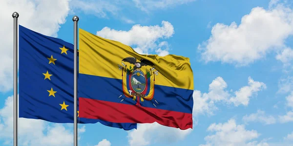 Bandera de la Unión Europea y Ecuador ondeando en el viento contra el cielo azul nublado blanco juntos. Concepto diplomático, relaciones internacionales . — Foto de Stock