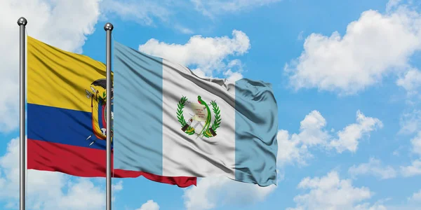 Bandera de Ecuador y Guatemala ondeando en el viento contra el cielo azul nublado blanco juntos. Concepto diplomático, relaciones internacionales . — Foto de Stock