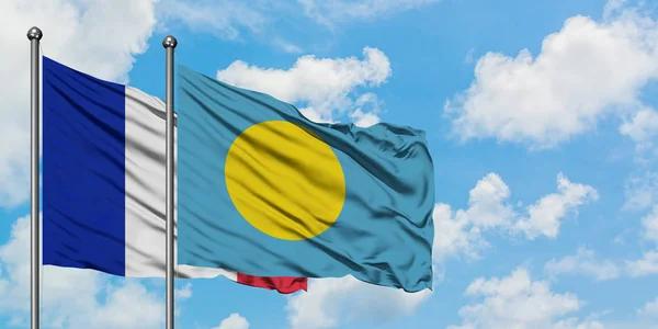 Bandera de Francia y Palau ondeando en el viento contra el cielo azul nublado blanco juntos. Concepto diplomático, relaciones internacionales . — Foto de Stock