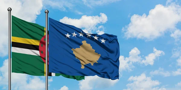 Dominica e Kosovo sventolano insieme la bandiera contro il bianco cielo azzurro nuvoloso. Concetto di diplomazia, relazioni internazionali . — Foto Stock