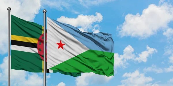 Dominica e bandeira Djibouti acenando no vento contra o céu azul nublado branco juntos. Conceito de diplomacia, relações internacionais . — Fotografia de Stock