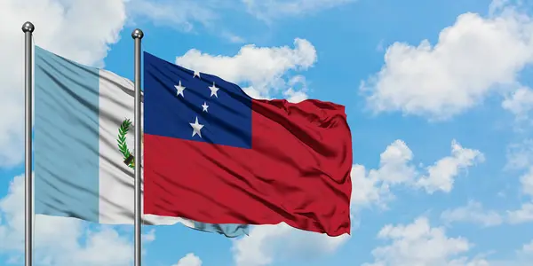 Guatemala e Samoa sventolano nel vento contro il bianco cielo blu nuvoloso insieme. Concetto di diplomazia, relazioni internazionali . — Foto Stock