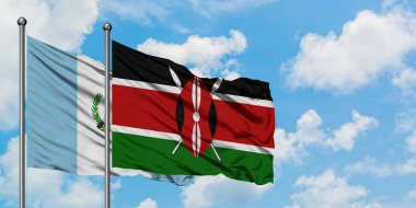 Guatemala ve Kenya bayrağı birlikte beyaz bulutlu mavi gökyüzüne karşı rüzgarda sallayarak. Diplomasi kavramı, uluslararası ilişkiler.