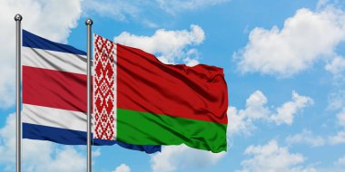 Kosta Rika ve Beyaz Rusya bayrağı birlikte beyaz bulutlu mavi gökyüzüne karşı rüzgarda sallayarak. Diplomasi kavramı, uluslararası ilişkiler.