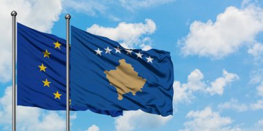 Avrupa Birliği ve Kosova bayrağı birlikte beyaz bulutlu mavi gökyüzüne karşı rüzgarda sallayarak. Diplomasi kavramı, uluslararası ilişkiler.