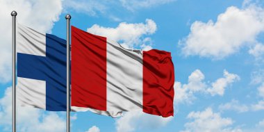 Finlandiya ve Peru bayrağı birlikte beyaz bulutlu mavi gökyüzüne karşı rüzgarsal sallayarak. Diplomasi kavramı, uluslararası ilişkiler.