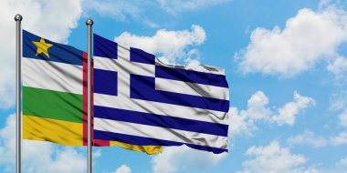 Orta Afrika Cumhuriyeti ve Yunanistan bayrağı birlikte beyaz bulutlu mavi gökyüzüne karşı rüzgarsal sallayarak. Diplomasi kavramı, uluslararası ilişkiler.