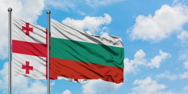 Gürcistan ve Bulgaristan bayrağı birlikte beyaz bulutlu mavi gökyüzüne karşı rüzgarda sallayarak. Diplomasi kavramı, uluslararası ilişkiler.