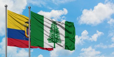 Ekvador ve Norfolk Adası bayrağı birlikte beyaz bulutlu mavi gökyüzüne karşı rüzgarda sallayarak. Diplomasi kavramı, uluslararası ilişkiler.