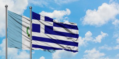 Guatemala ve Yunanistan bayrağı birlikte beyaz bulutlu mavi gökyüzüne karşı rüzgarsal sallayarak. Diplomasi kavramı, uluslararası ilişkiler.