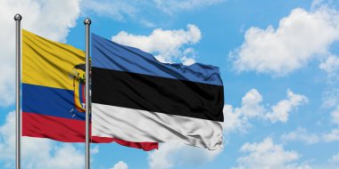 Ekvador ve Estonya bayrağı birlikte beyaz bulutlu mavi gökyüzüne karşı rüzgarda sallayarak. Diplomasi kavramı, uluslararası ilişkiler.