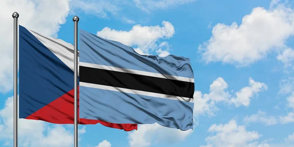 Repubblica Ceca e Botswana sventolano insieme la bandiera contro il bianco cielo azzurro nuvoloso. Concetto di diplomazia, relazioni internazionali . — Foto Stock