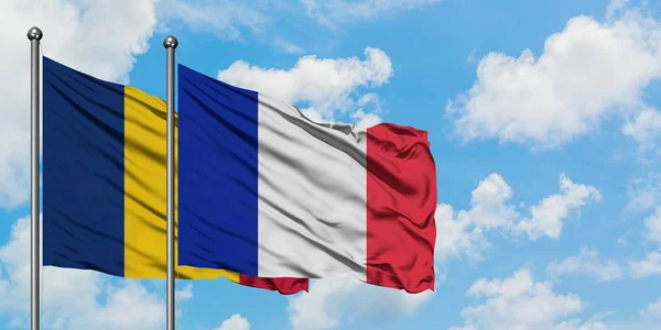 Ciad e la Francia sventolano bandiera nel vento contro bianco cielo blu nuvoloso insieme. Concetto di diplomazia, relazioni internazionali . — Foto Stock