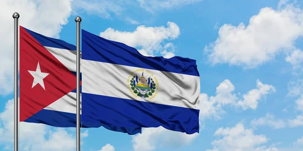 Drapeau de Cuba et du Salvador agitant dans le vent contre le ciel bleu nuageux blanc ensemble. Concept de diplomatie, relations internationales . — Photo