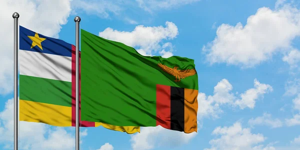 中非共和国和赞比亚国旗在风中飘扬，与白云蓝天相一起。外交概念、国际关系. — 图库照片