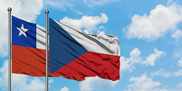 Chile a Česká republika vlnící se ve větru proti bíle zatažené modré obloze. Diplomacie, mezinárodní vztahy. — Stock fotografie