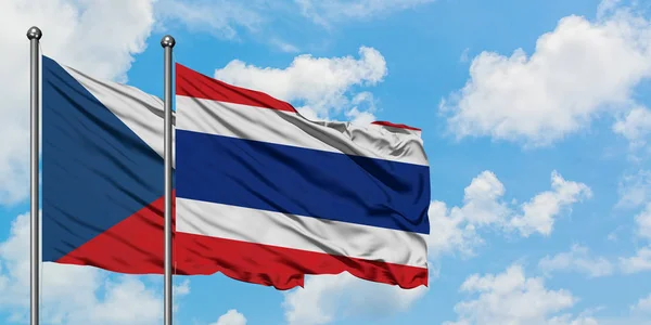 Bandera de la República Checa y Tailandia ondeando en el viento contra el cielo azul nublado blanco juntos. Concepto diplomático, relaciones internacionales . — Foto de Stock