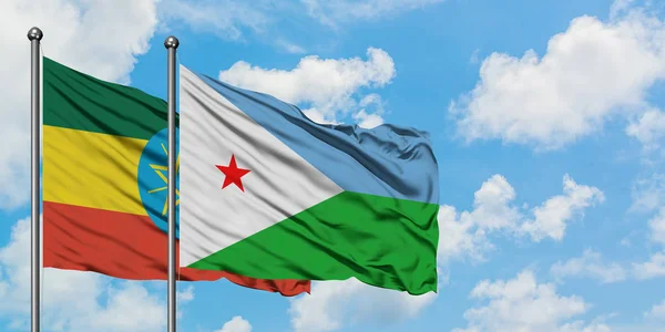 Ефіопія і Джібуті прапор розмахував вітром проти білого хмарного синього неба разом. Концепція дипломатії, міжнародні відносини. — стокове фото