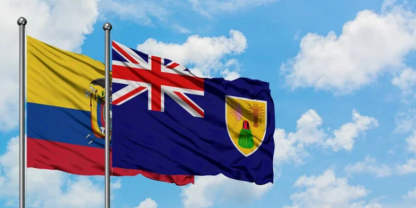 Ecuador e Isole Turks e Caicos sventolano bandiera nel vento contro bianco cielo blu nuvoloso insieme. Concetto di diplomazia, relazioni internazionali . — Foto Stock