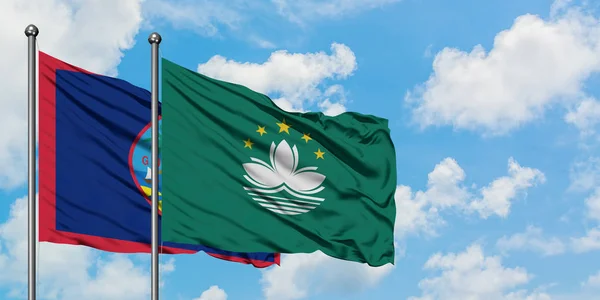 Guam ve Macao bayrağı birlikte beyaz bulutlu mavi gökyüzüne karşı rüzgarda sallayarak. Diplomasi kavramı, uluslararası ilişkiler. — Stok fotoğraf