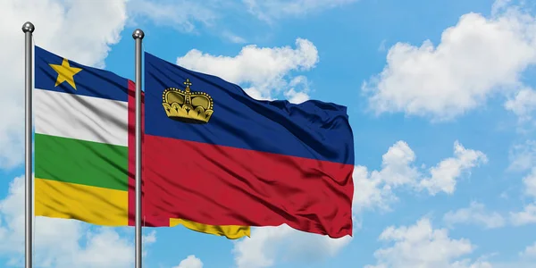 Центральноафриканська Республіка і Ліхтенштейн прапор розмахуючи в вітру проти білого хмарного синього неба разом. Концепція дипломатії, міжнародні відносини. — стокове фото