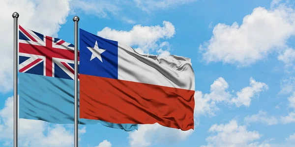 피지와 칠레 국기함께 흰색 흐린 푸른 하늘에 대한 바람에 흔들리고. 외교 개념, 국제 관계. — 스톡 사진