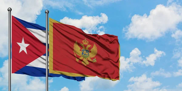 Bandera de Cuba y Montenegro ondeando en el viento contra el cielo azul nublado blanco juntos. Concepto diplomático, relaciones internacionales . —  Fotos de Stock