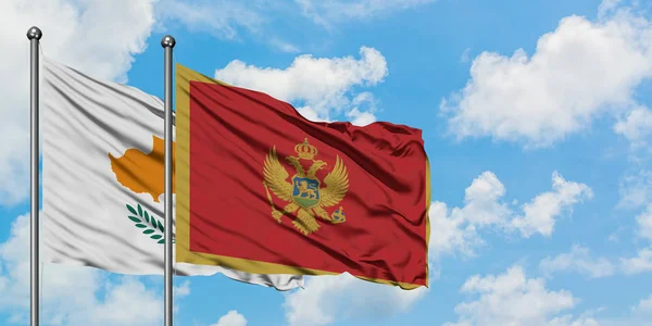 키프로스와 몬테네그로 국기가 함께 하얀 흐린 푸른 하늘에 바람을 흔들고. 외교 개념, 국제 관계. — 스톡 사진