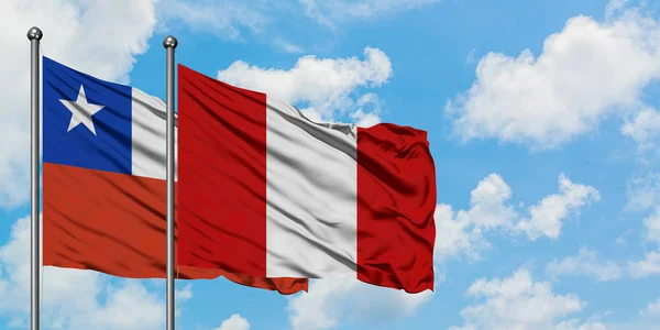Chile a Peru vlají ve větru proti bíle zatažené modré obloze. Diplomacie, mezinárodní vztahy. — Stock fotografie