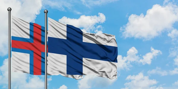 Faroe Adaları ve Finlandiya bayrağı birlikte beyaz bulutlu mavi gökyüzüne karşı rüzgarsal sallayarak. Diplomasi kavramı, uluslararası ilişkiler. — Stok fotoğraf
