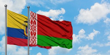 Ekvador ve Beyaz Rusya bayrağı birlikte beyaz bulutlu mavi gökyüzüne karşı rüzgarda sallayarak. Diplomasi kavramı, uluslararası ilişkiler.