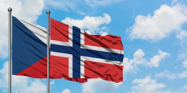 Çek Cumhuriyeti ve Norveç bayrağı birlikte beyaz bulutlu mavi gökyüzüne karşı rüzgarsal sallayarak. Diplomasi kavramı, uluslararası ilişkiler.