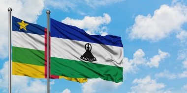 Orta Afrika Cumhuriyeti ve Lesotho bayrağı birlikte beyaz bulutlu mavi gökyüzüne karşı rüzgarda sallayarak. Diplomasi kavramı, uluslararası ilişkiler.