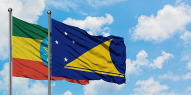 Etiyopya ve Tokelau bayrağı birlikte beyaz bulutlu mavi gökyüzüne karşı rüzgarda sallayarak. Diplomasi kavramı, uluslararası ilişkiler.