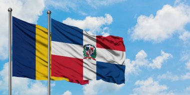 Çad ve Dominik Cumhuriyeti bayrağı birlikte beyaz bulutlu mavi gökyüzüne karşı rüzgarda sallayarak. Diplomasi kavramı, uluslararası ilişkiler.