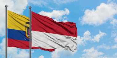 Ekvador ve Monako bayrağı birlikte beyaz bulutlu mavi gökyüzüne karşı rüzgarda sallayarak. Diplomasi kavramı, uluslararası ilişkiler.