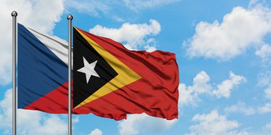 Çek Cumhuriyeti ve Doğu Timor bayrağı birlikte beyaz bulutlu mavi gökyüzüne karşı rüzgarsal sallayarak. Diplomasi kavramı, uluslararası ilişkiler.