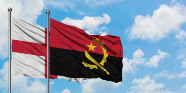 İngiltere ve Angola bayrağı birlikte beyaz bulutlu mavi gökyüzüne karşı rüzgarda sallayarak. Diplomasi kavramı, uluslararası ilişkiler.