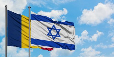 Çad ve İsrail bayrağı birlikte beyaz bulutlu mavi gökyüzüne karşı rüzgarda sallayarak. Diplomasi kavramı, uluslararası ilişkiler.