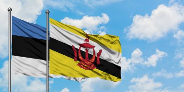 Estonya ve Brunei bayrağı birlikte beyaz bulutlu mavi gökyüzüne karşı rüzgarda sallayarak. Diplomasi kavramı, uluslararası ilişkiler.