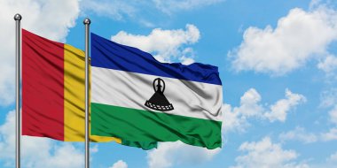 Gine ve Lesotho bayrağı birlikte beyaz bulutlu mavi gökyüzüne karşı rüzgarda sallayarak. Diplomasi kavramı, uluslararası ilişkiler.