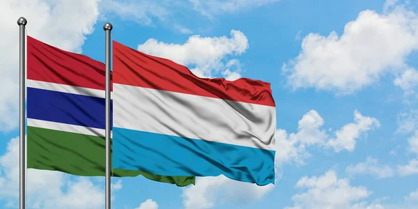Гамбія і Люксембург прапор розмахуючи в вітер проти білого хмарного синього неба разом. Концепція дипломатії, міжнародні відносини. — стокове фото