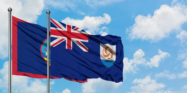 关岛和安圭拉国旗在风中飘扬，与白云蓝天相一起。外交概念、国际关系. — 图库照片