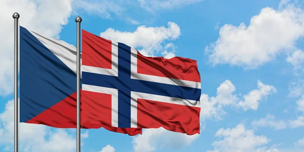 Bandera de la República Checa y Noruega ondeando en el viento contra el cielo azul nublado blanco juntos. Concepto diplomático, relaciones internacionales . — Foto de Stock