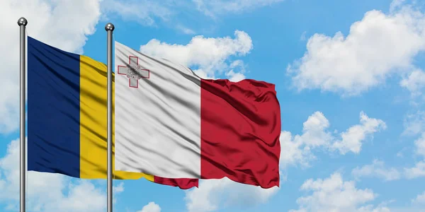 Csád és Málta zászló integetett a szél ellen, fehér felhős kék ég együtt. Diplomáciai koncepció, nemzetközi kapcsolatok. — Stock Fotó