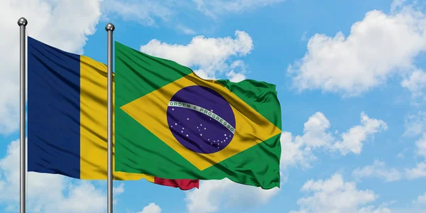 Bandera de Chad y Brasil ondeando en el viento contra el cielo azul nublado blanco juntos. Concepto diplomático, relaciones internacionales . —  Fotos de Stock