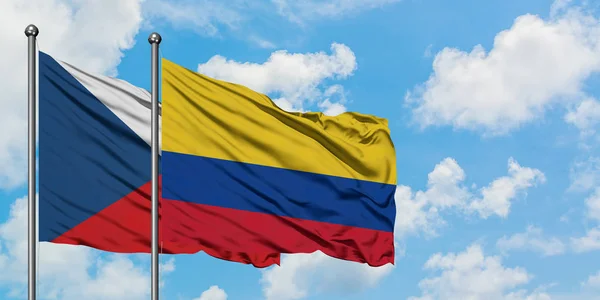 Bandera de República Checa y Colombia ondeando en el viento contra el cielo azul nublado blanco juntos. Concepto diplomático, relaciones internacionales . — Foto de Stock